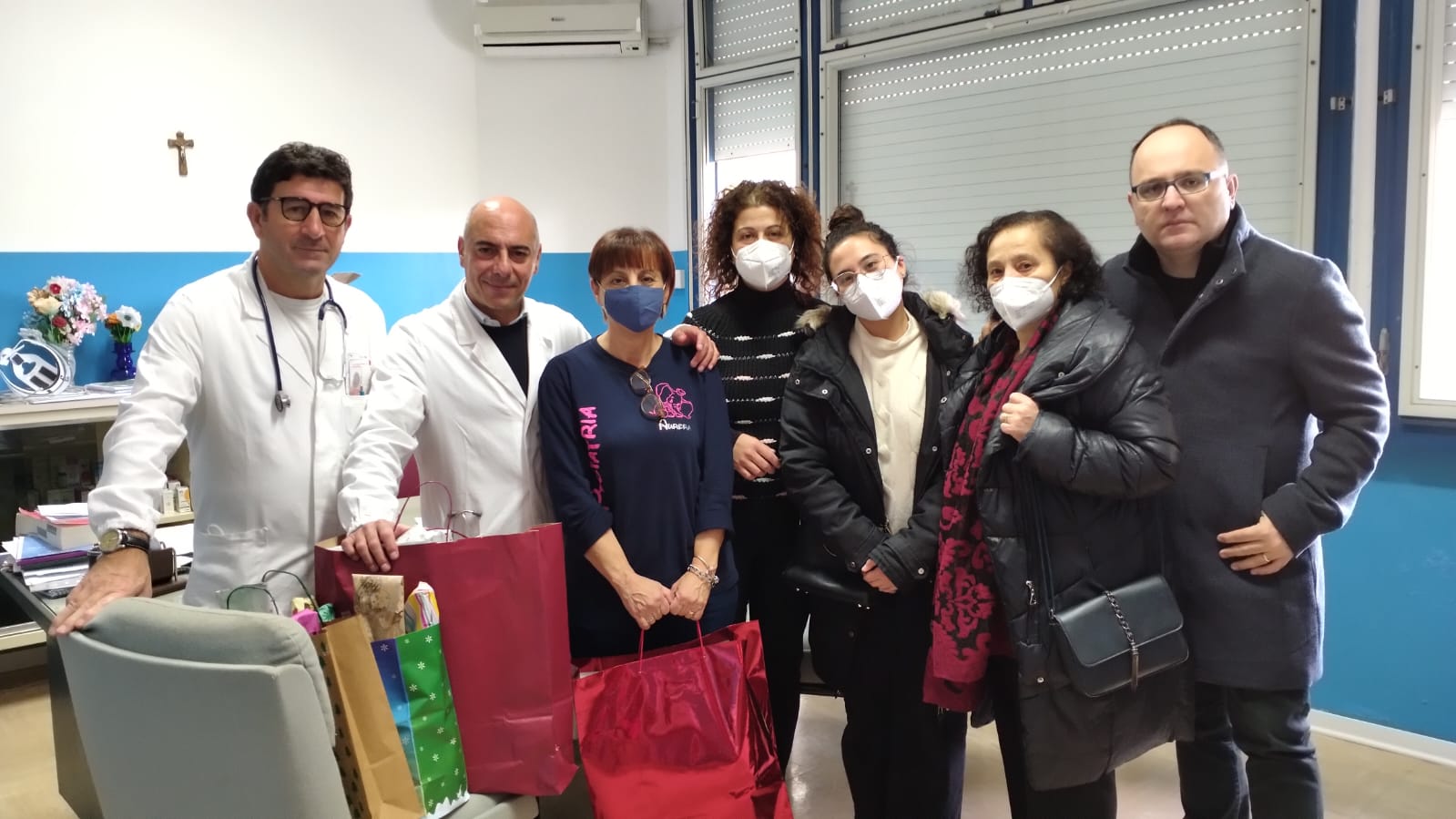 Gruppo di volontari della Pro Loco insieme all'artista Bruno Panuzzo e al personale sanitario della pediatria consegnano doni per i bambini dell'ospedale